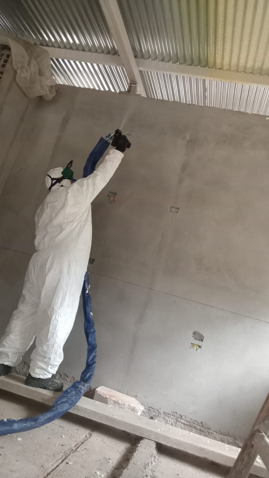 Aplicación de poliuretano expandido en techo de vivienda en Jujuy