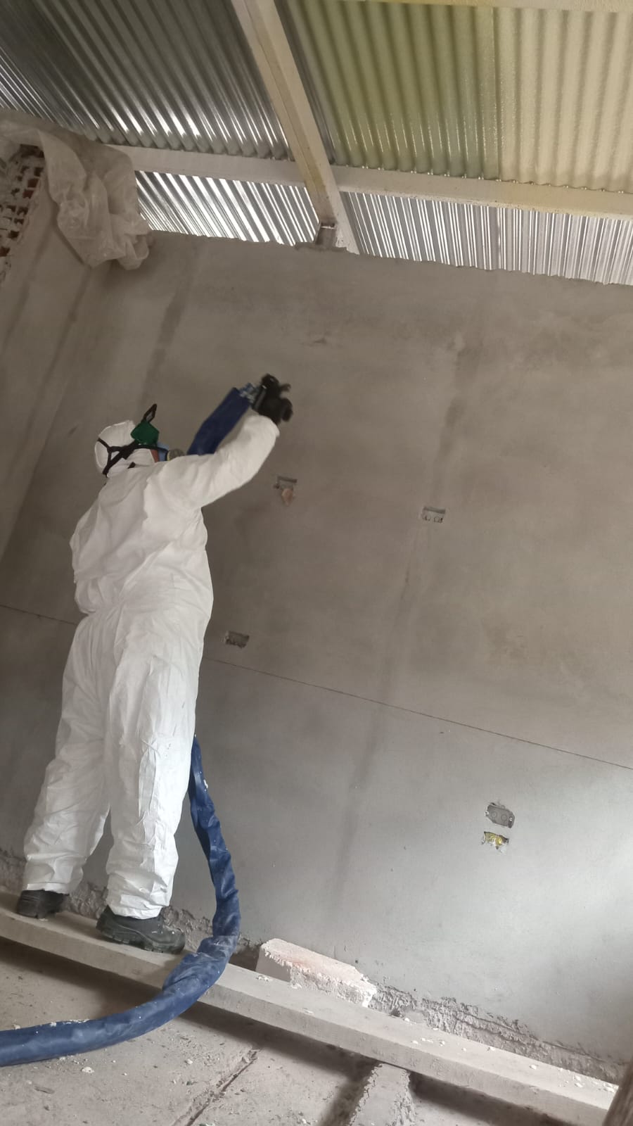 Aplicación de poliuretano expandido en techo de vivienda en Jujuy